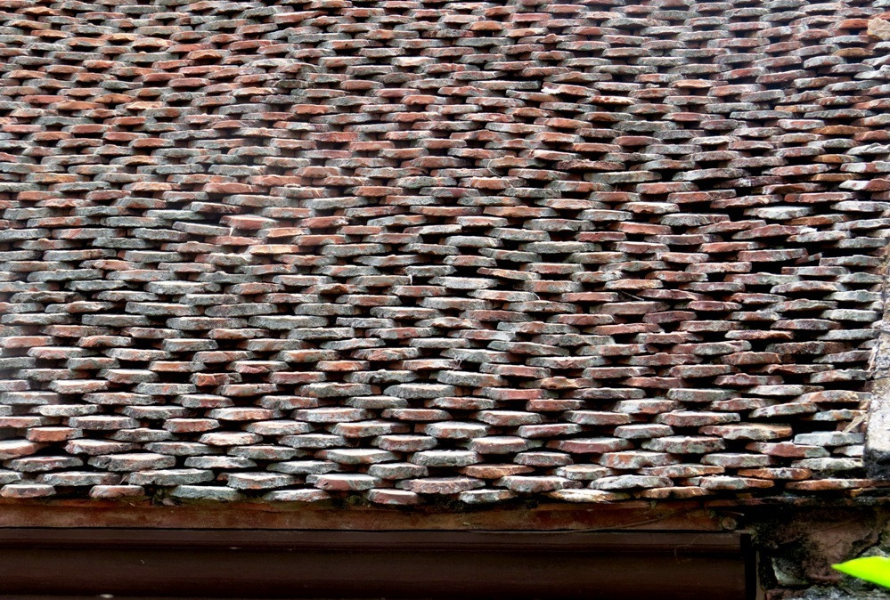 Phần mái lợp bằng ngói mũi phổ thông ở các vùng quê. Ảnh: Vnexpress.