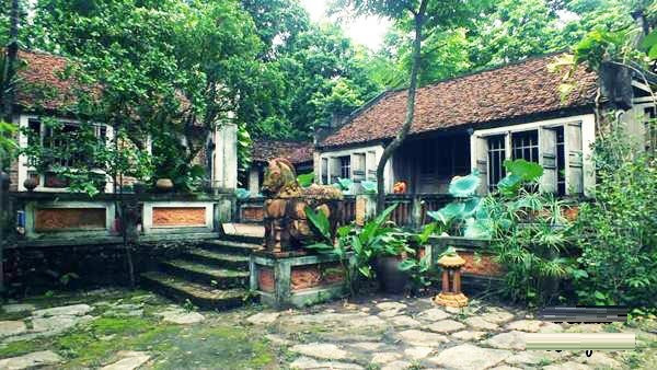 Chủ cũ của ngôi nhà này là một gia đình đông con, từng muốn phá đi để xây ngôi nhà ống mới, hiện đại. Khi biết được ý muốn này, họa sĩ Bùi Hoài Mai đã mua lại và bắt tay vào phục dựng ngôi nhà cổ trên diện tích đất rộng 700m2. Ảnh: Dân Việt