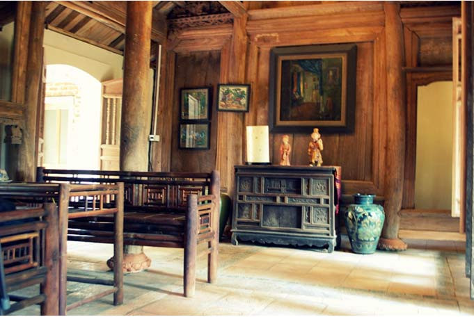 Nội thất bên trong căn nhà chính được sắp xếp, bày biện không khác gì so với những ngôi nhà Việt thời xa xưa với tủ chè, sập gụ, gian thờ, trường kỳ...Ảnh: Happynest.