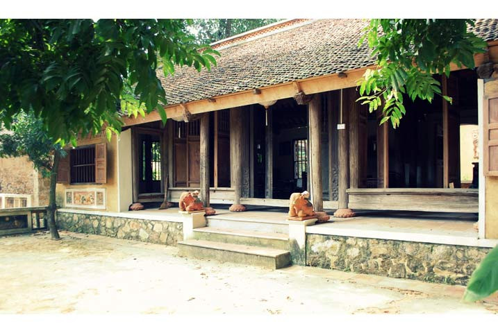 Là một trong những ngôi nhà cổ truyền thống, căn nhà có tuổi đời 200 năm của họa sĩ Bùi Hoài Mai (ở làng Na, Tiên Du, Bắc Ninh) mang đậm những nét đặc trưng của làng quê Bắc Bộ xưa. Ảnh: Happynest.