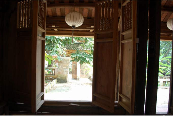 Không gian truyền thống xưa ở khu vực phía trước nhà đã được họa sĩ Bùi Hoài Mai giữ lại hoàn toàn. Phía bên trong gồm có một ngôi nhà 3 gian, 2 buồng và một ngôi nhà rộng 5 gian. Ảnh: Dân Việt.