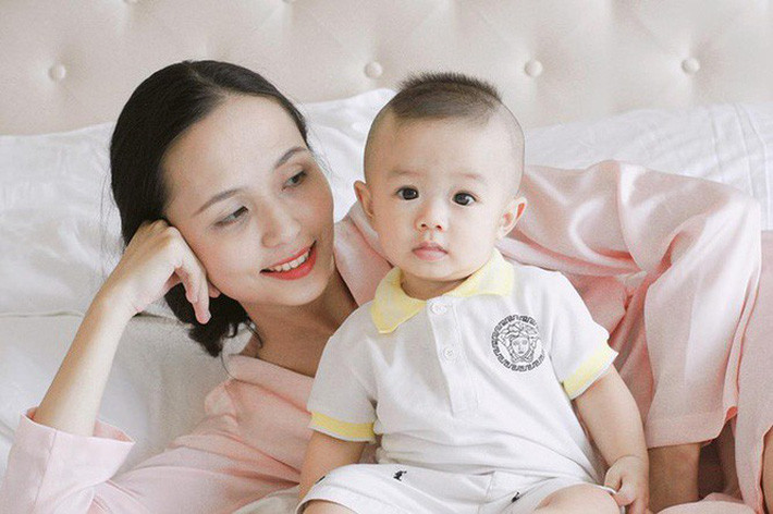 Mỗi khi có thời gian rảnh. Văn Quyết thường ở với nhà với gia đình và cùng vợ đi ăn uống, đưa con đi chơi. Ảnh: Internet.