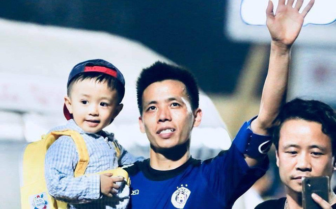 Hiện tại vợ chồng Văn Quyết đã có với nhau 1 cậu con trai kháu khỉnh. Ảnh: Internet