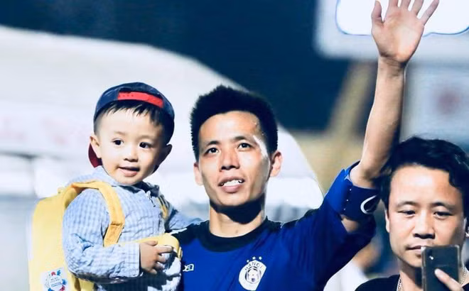 Hiện tại vợ chồng Văn Quyết đã có với nhau 1 cậu con trai kháu khỉnh. Ảnh: Internet