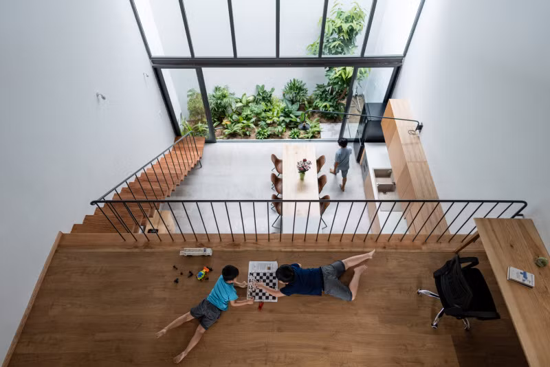 Gia chủ mong muốn nơi ở thoáng đãng, dễ dàng nhìn thấy các con nên kiến trúc sư đưa ra thiết kế như ruộng bậc thang, tầng trên lùi vào so với tầng dưới. Ảnh: Quang Dam.