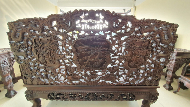 Dù sở hữu những bộ ghế thuộc hàng hiếm và có giá trị nhưng ông Quý không bán mà đem cất kho "báu vật" 30 năm nay. Ảnh: Dân Việt.