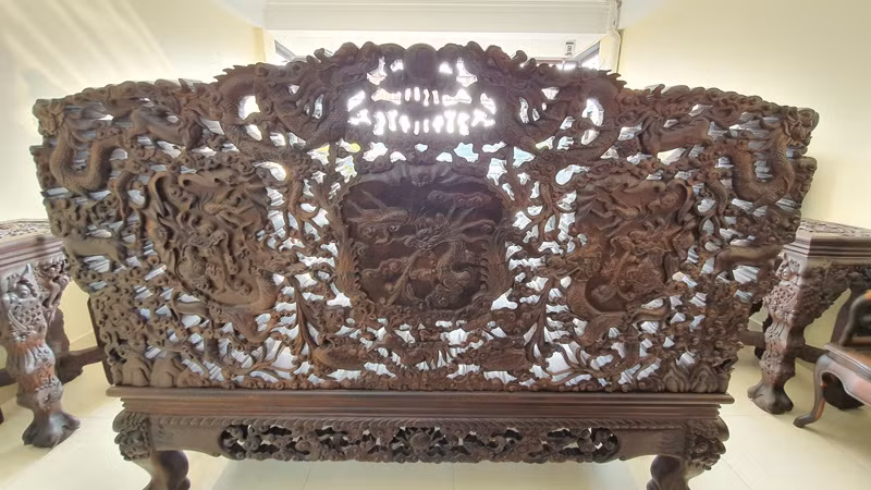 Dù sở hữu những bộ ghế thuộc hàng hiếm và có giá trị nhưng ông Quý không bán mà đem cất kho "báu vật" 30 năm nay. Ảnh: Dân Việt.