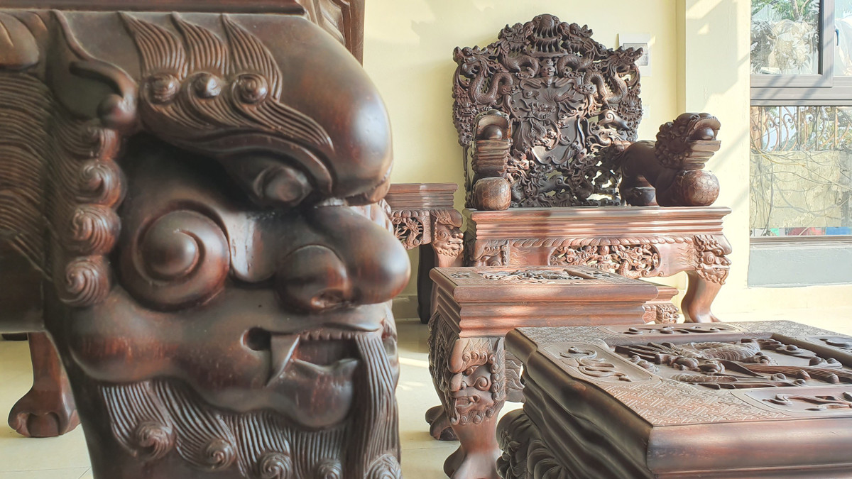 Chủ nhân tiết lộ bộ bàn ghế được hoàn thành từ những năm 1990, "ngốn" hết 5 tấn gỗ trắc loại to. Bộ ghế này giá gần 6 tỷ đồng. Ảnh: Vietnamnet.
