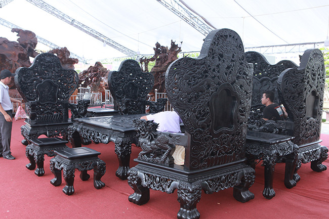 Tại triển lãm ở TP Thanh Hóa năm 2019, một đại gia Thanh Hóa mang tới bộ bàn ghế bằng gỗ mun đen "khủng" để trưng bày chứ không bán. Ảnh: Dân Việt.