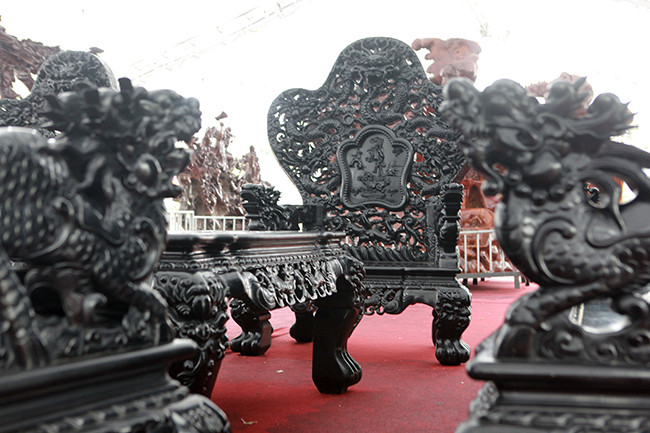 Đáng ngạc nhiên hơn khi chủ nhân tiết lộ riêng tiền trả công thợ đã lên đến 3,8 tỷ đồng, giá trị bộ bàn ghế khoảng 27 tỷ đồng. Ảnh: Dân Việt.