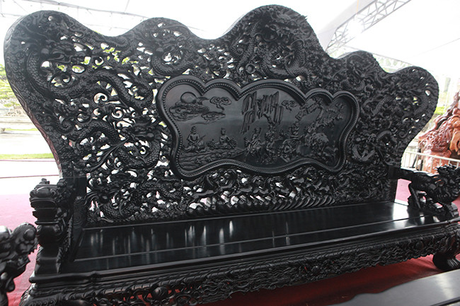 Bốn ghế đơn cũng được khắc hình những con rồng uốn lượn rất đẹp mắt, ở giữa ghế điêu khắc một bức tranh điển tích. Ảnh: Dân Việt.