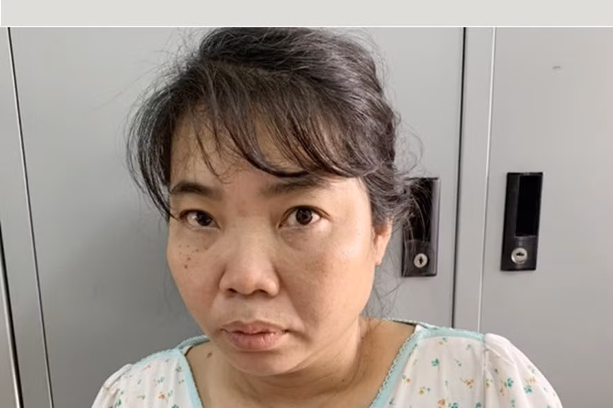 Con dau danh chui me chong, can vao tay canh sat bi bat