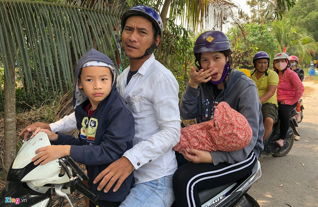 Một gia đình chở hai con nhỏ tới sát khu vực chốt chặn để xem truy bắt. Chuyên gia Đào Trung Hiếu (trung tá, nguyên điều tra viên Đội điều tra trọng án, Phòng cảnh sát hình sự Công an Hà Nội) cảnh báo: "Trong trường hợp đối tượng chống trả bằng súng, người dân có nguy cơ bị trúng đạn lạc. Bên cạnh đó, họ cũng làm cản trở hoạt động truy đuổi của cảnh sát. Có trường hợp đối tượng bắt ngay người dân làm con tin để không chế, yêu sách lên lực lượng chức năng".