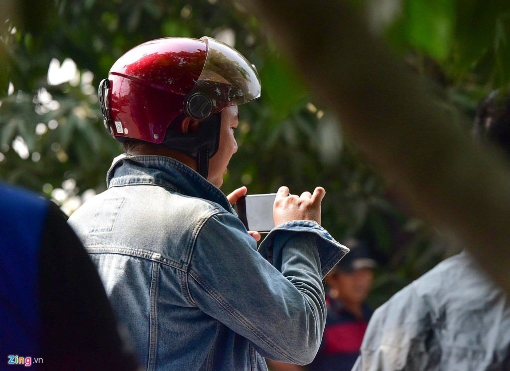 Nhiều người sử dụng điện thoại livestream hình ảnh cảnh sát phong tỏa khu vực truy tìm nghi can bắn chết 5 người.