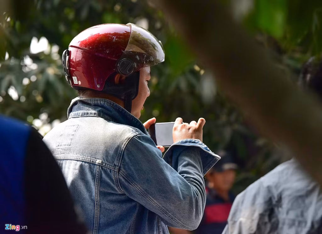 Nhiều người sử dụng điện thoại livestream hình ảnh cảnh sát phong tỏa khu vực truy tìm nghi can bắn chết 5 người.