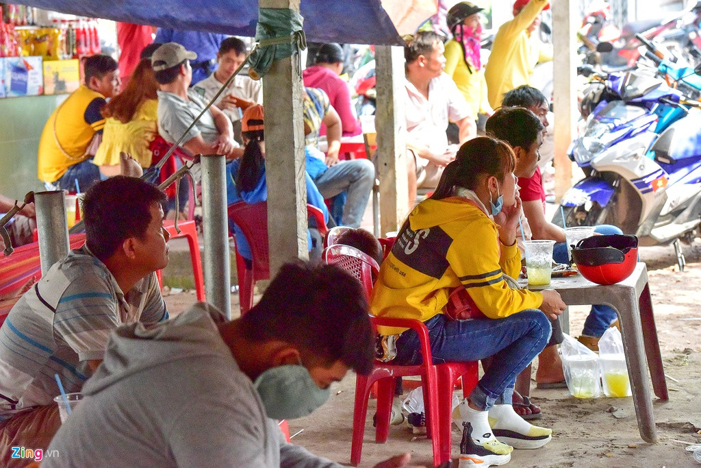 Tại chốt chặn trên đường Huỳnh Thị Bằng, xã Trung An, Củ Chi, nhiều người dân vẫn tụ tập theo dõi từ xa. Thời tiết khá oi bức, họ tập trung tại nhiều hàng quán ven đường nghỉ mát.