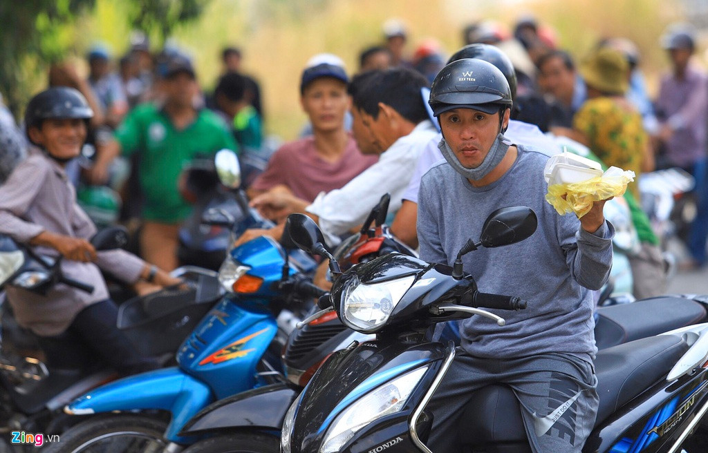 Người đàn ông này còn mang theo thức ăn trong lúc hóng việc vây bắt nghi can Tuấn.