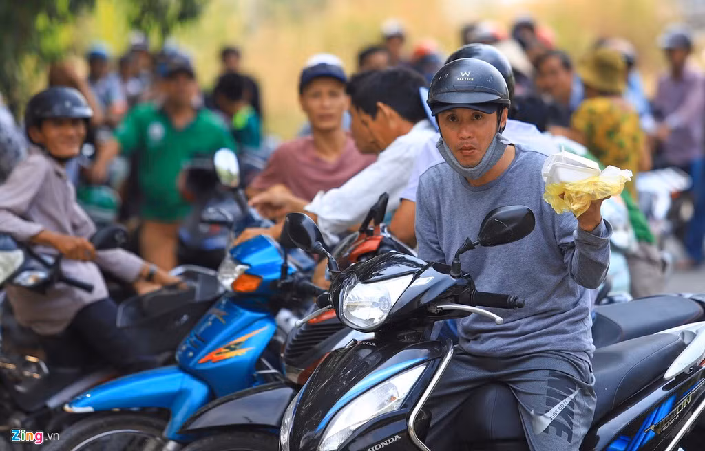 Người đàn ông này còn mang theo thức ăn trong lúc hóng việc vây bắt nghi can Tuấn.