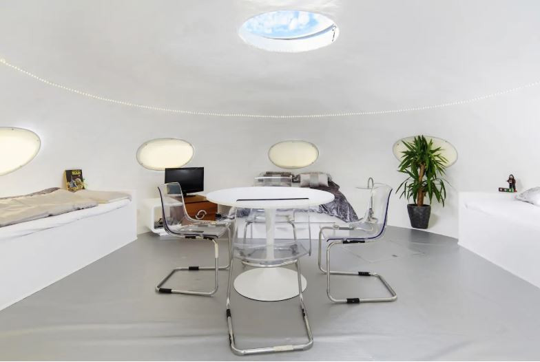 Ngôi nhà có 1 giường đơn và 1 giường đôi phù hợp với những nhóm du lịch nhỏ. Cũng như bề ngoài, bên trong “chiếc tàu vũ trụ” được thiết kế với tone màu trắng chủ đạo làm tôn lên vẻ hào nhoáng, sang trọng. (Ảnh: Airbnb)