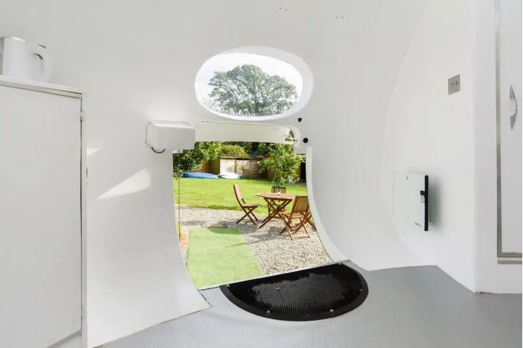 Khung cảnh trước ngôi nhà là sân vườn rộng lớn có sẵn bộ bàn ghế gỗ cho khách thưởng thức trà chiều hay những bữa cơm thân mật tự tay chuẩn bị. (Ảnh: Airbnb)