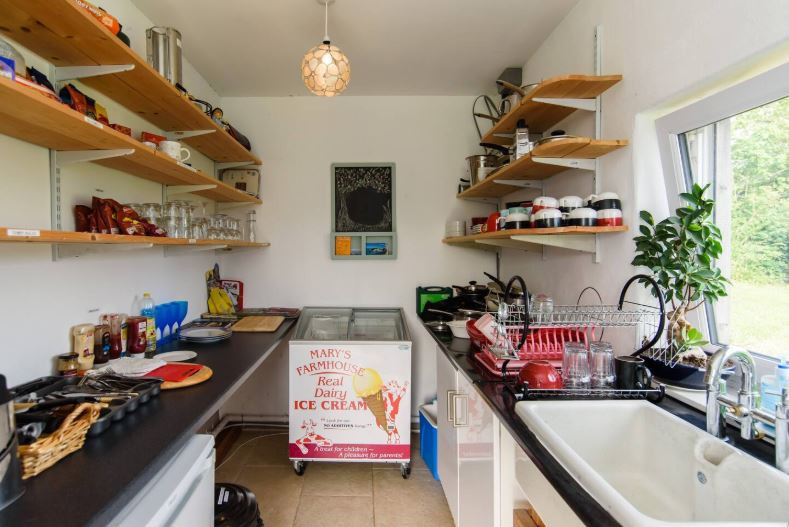 Với giá thuê là 250 USD mỗi đêm, du khách được cung cấp nhiều loại tiện nghi khác như điều hòa, lò sưởi, máy pha cà phê, tủ lạnh,...(Ảnh: Airbnb)