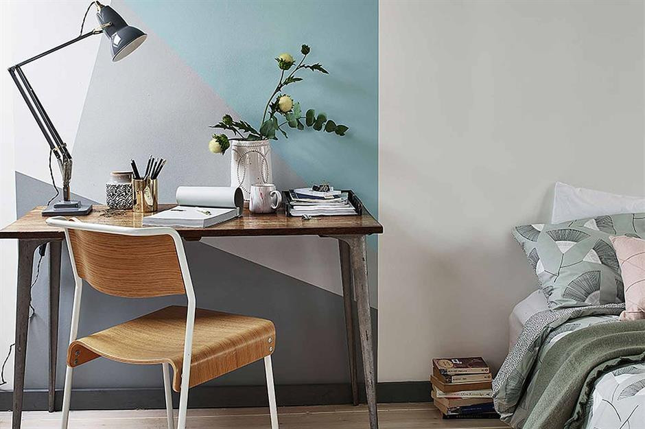 Bức tường sơn màu theo các khối hình học độc đáo như khiến căn phòng được thổi thêm sức sống mới.