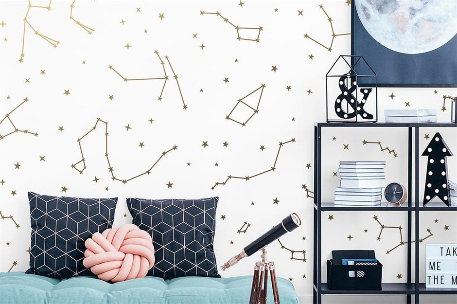 Bức tường với họa tiết vũ trụ gồm mặt trăng, chòm sao...sẽ mang đến cảm giác mới lạ và độc đáo cho ngôi nhà.