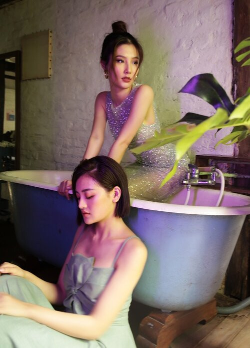 Còn cô em diễn viên Thùy Anh chọn cho mình bộ váy họa tiết nơ 3D ngọt ngào