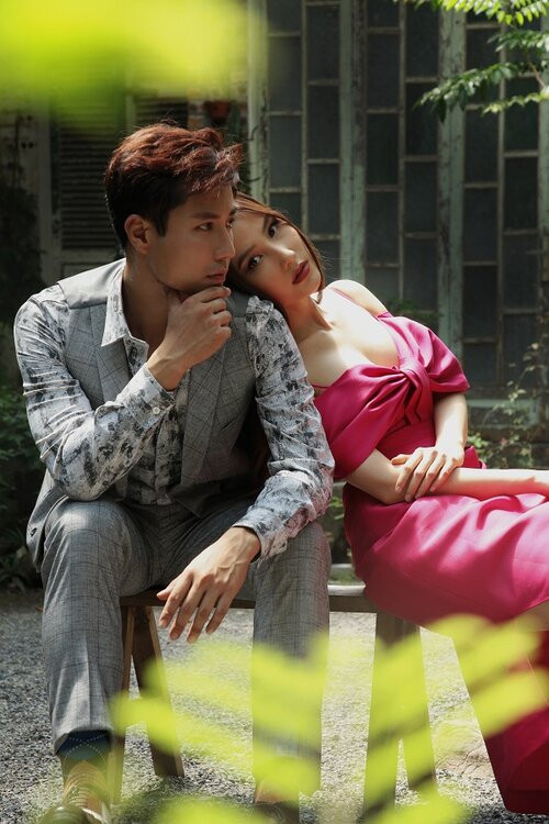 Một Diễm My 9x cực quyến rũ trong bộ váy "tôn vòng 1" màu hồng cánh sen