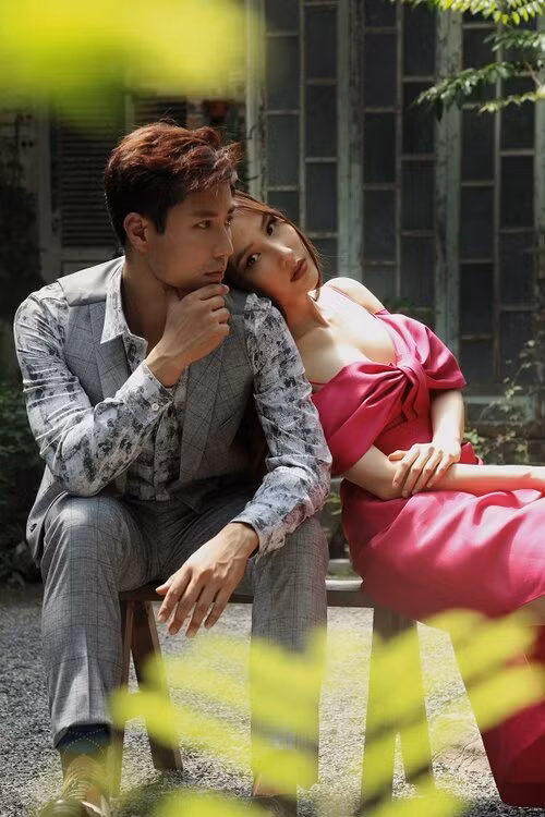 Một Diễm My 9x cực quyến rũ trong bộ váy "tôn vòng 1" màu hồng cánh sen