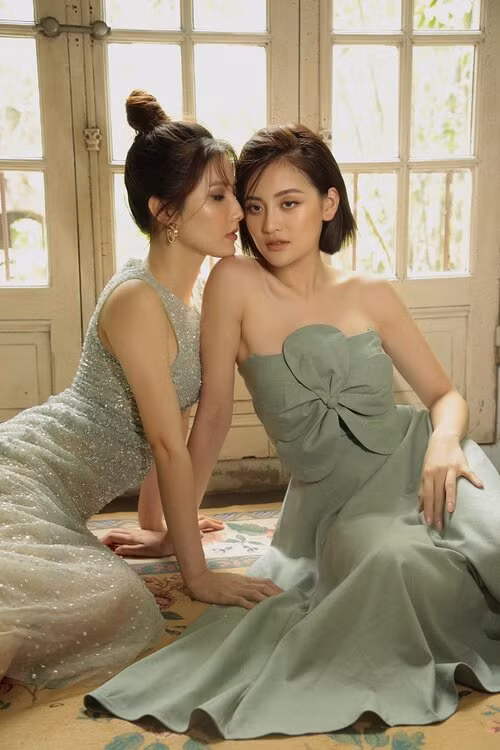 Cả Diễm My 9x và Thùy Anh đều khoác trên mình trang phục váy đôi xanh ngọt ngào ngồi cạnh bên nhau