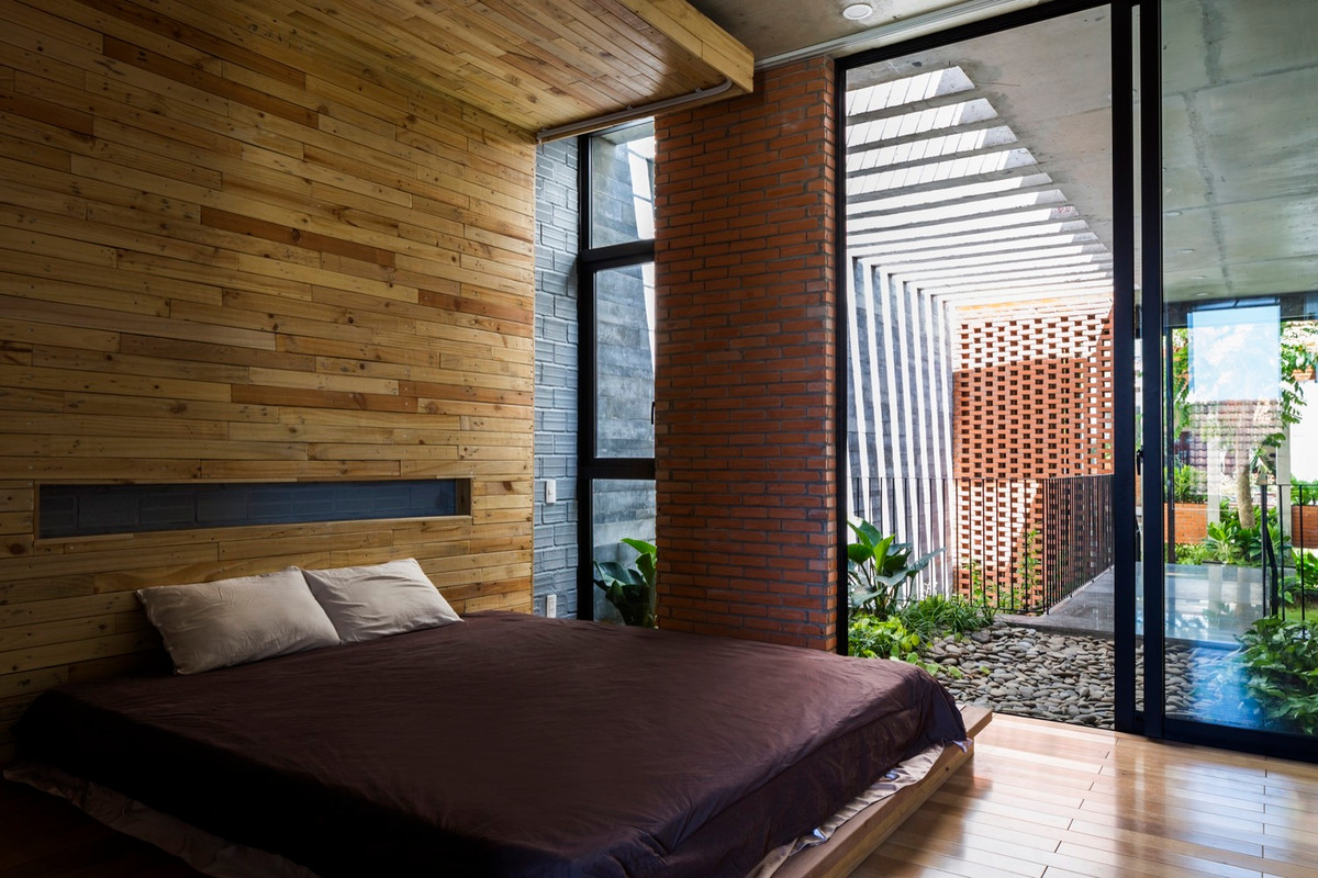 Phòng ngủ tầng 3 gần giếng trời nên được nhận nhiều ánh sáng và thoáng mát hơn.