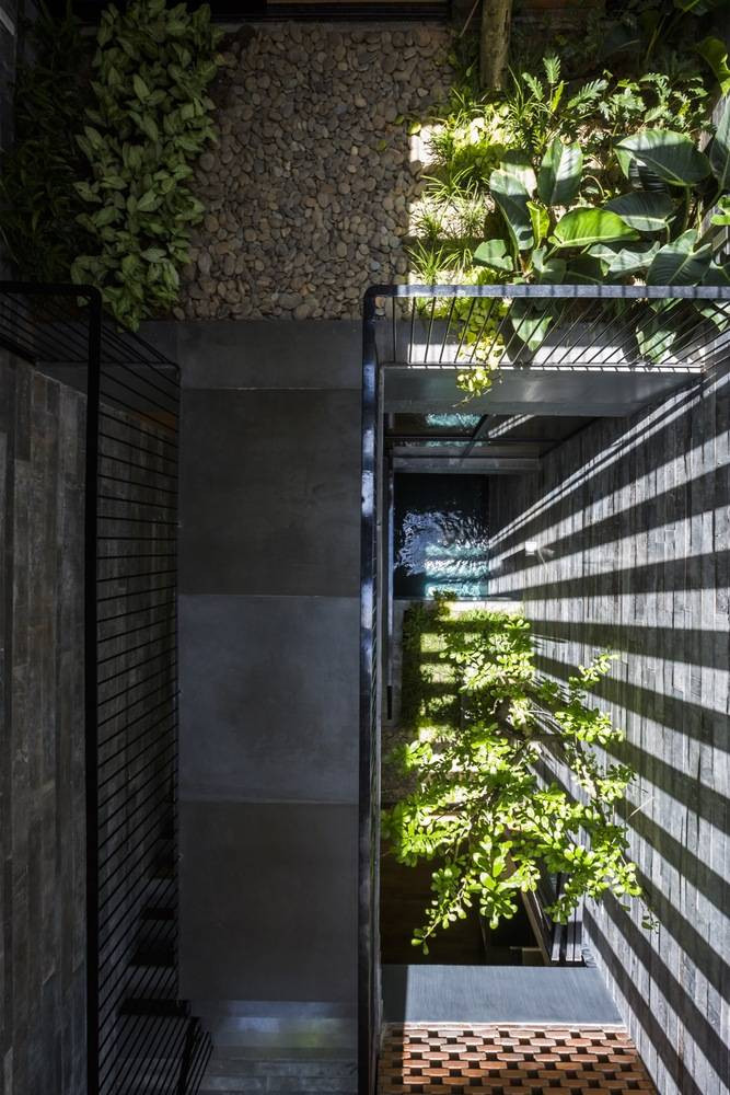 Lam bê tông tạo nên những khe sáng vui mắt cho nhà phố.