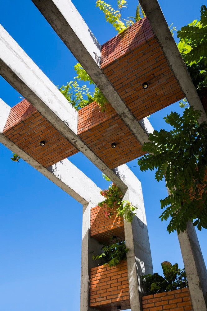 Các bồn cây được gắn kết bằng những tấm bê tông, vừa tiết kiệm chi phí vật liệu, vừa tạo không gian thoáng cho mặt tiền.