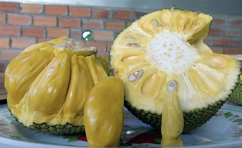 Múi mít chín cây có màu vàng óng, cùi dày, vị ngọt bùi. Đặc biệt xơ mít màu vàng nhạt hoặc màu trắng hơn hẳn so với múi mít.