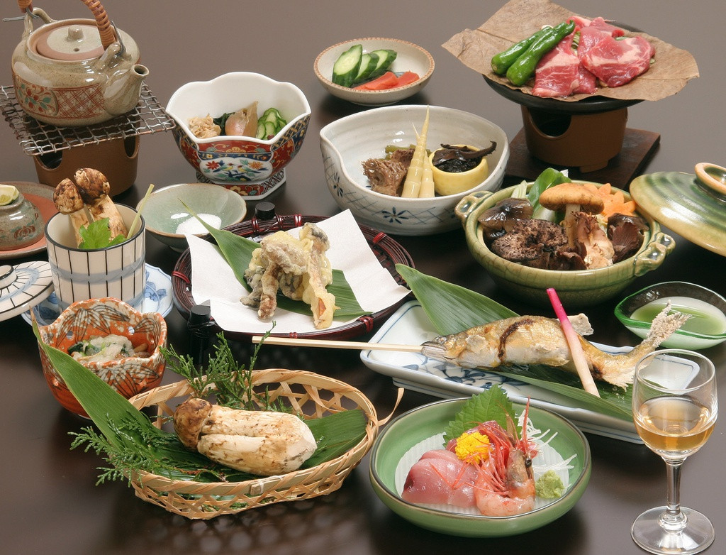 Theo một trang website về dinh dưỡng của Nhật Bản thì nấm Tùng Nhung là một trong những vị thuốc trường thọ, có tác dụng tái tạo tế bào, ngừa và triệt tiêu các tế bào ung thư... Ảnh: Sumiresou. Video: Chế biến món ngon từ nấm đông cô. Nguồn: VTC14