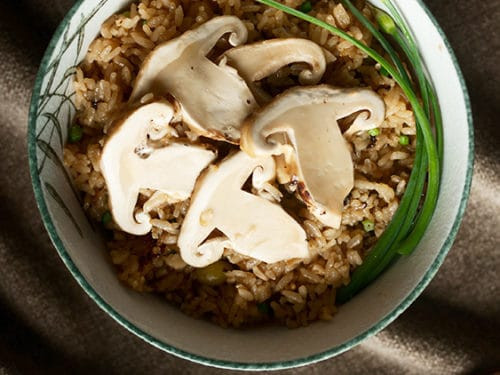 Sau khi cắt gốc, nấm Tùng Nhung được rửa thật nhanh để không bị bay mất mùi thơm. Ảnh: Getty.