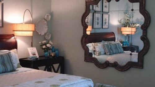 Một trong những sai lầm lớn nhất khi thiết kế phòng ngủ là đặt gương cỡ lớn cạnh giường ngủ. Lý do là hình ảnh phản chiếu trong gương có thể khiến bạn giật mình khi vừa tỉnh giấc.