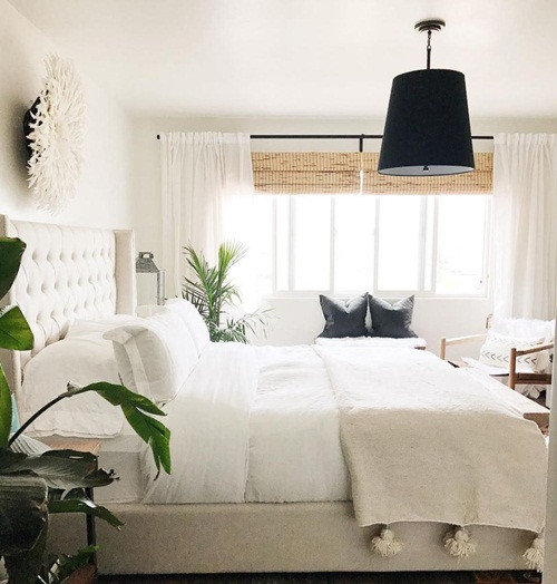 Với suy nghĩ, phòng ngủ cần yên tĩnh, ít ánh sáng mà nhiều gia đình bỏ qua việc xây cửa sổ. Thực tế, phòng kín không có ánh sáng tự nhiên khiến căn phòng bí bách, không có sự cân bằng.