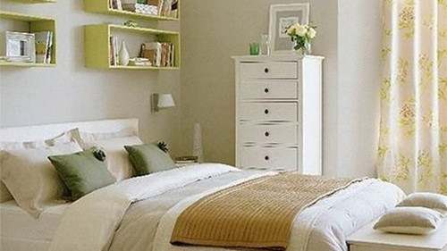 Trong xu hướng thiết kế nội thất hiện đại, kệ để đồ đóng trên tường được sử dụng phổ biến. Tuy nhiên nếu có quá nhiều kệ để nhiều đồ phía trên giường ngủ bạn sẽ có cảm giác thiếu an toàn bởi đồ đạc dễ rơi đổ.