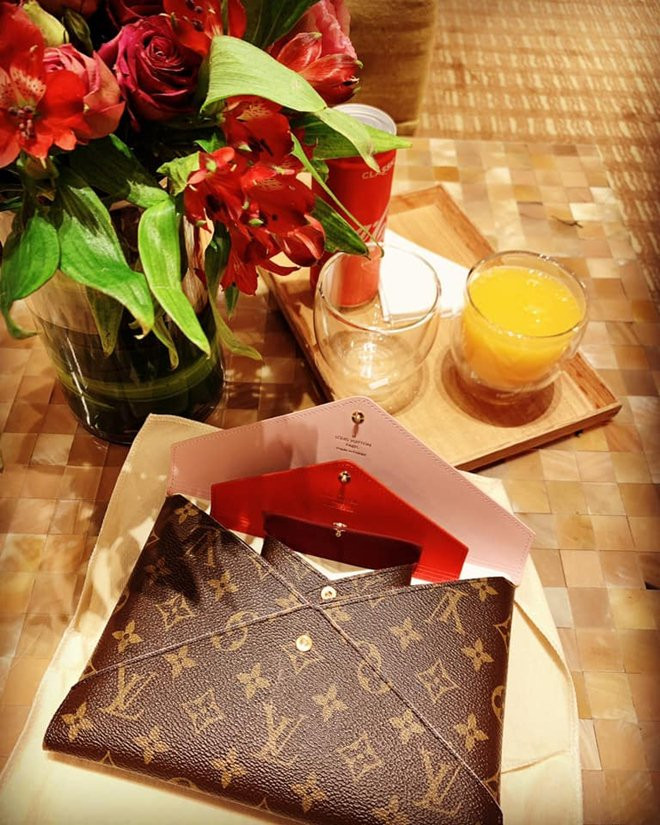 So với thời điểm mới lập nhóm nhạc để đi hát, Khánh Chi của hiện tại đã chín chắn và trưởng thành hơn. Cô vẫn theo đuổi phong cách gợi cảm nhưng đã có sự tiết chế hơn trước.