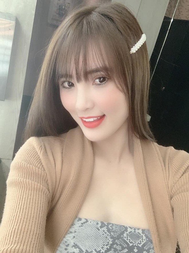 Sau cuộc hôn nhân đổ vỡ, em gái Công Vinh cùng một người bạn thân thành lập nhóm nhạc tại Việt Nam. Tuy nhiên, cả hai không có nhiều dự án gây ấn tượng. Hiện tại, người đẹp sinh năm 1989 chủ yếu làm việc ở Singapore. Con gái riêng của cô gửi cho ông bà ngoại chăm sóc. Trên trang cá nhân, Khánh Chi thường xuyên chia sẻ về cuộc sống của mình.