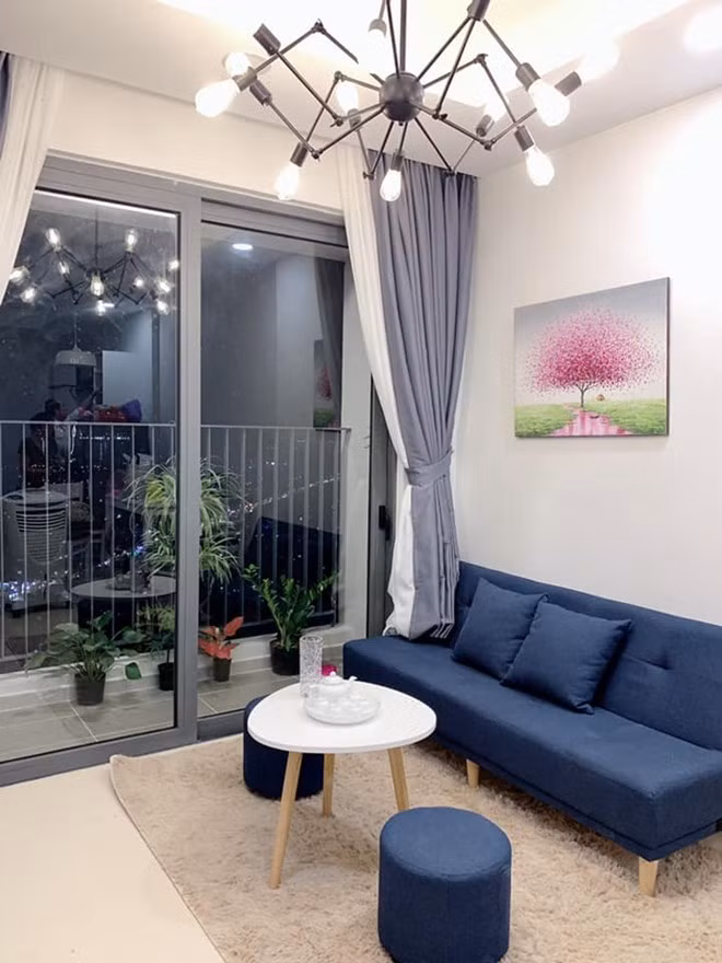 Dịp Tết vừa qua, em chồng ca sĩ Thủy Tiên cũng chia sẻ hình ảnh nội thất căn hộ chung cư cô mới tậu được ở Tp.HCM. Đây là số tiền mà Khánh Chi tích góp được trong nhiều năm làm việc chăm chỉ ở đảo quốc sư tử. Có thể thấy, phòng khách căn nhà được trang trí nội thất hiện đại, toát lên phong cách sang trọng.