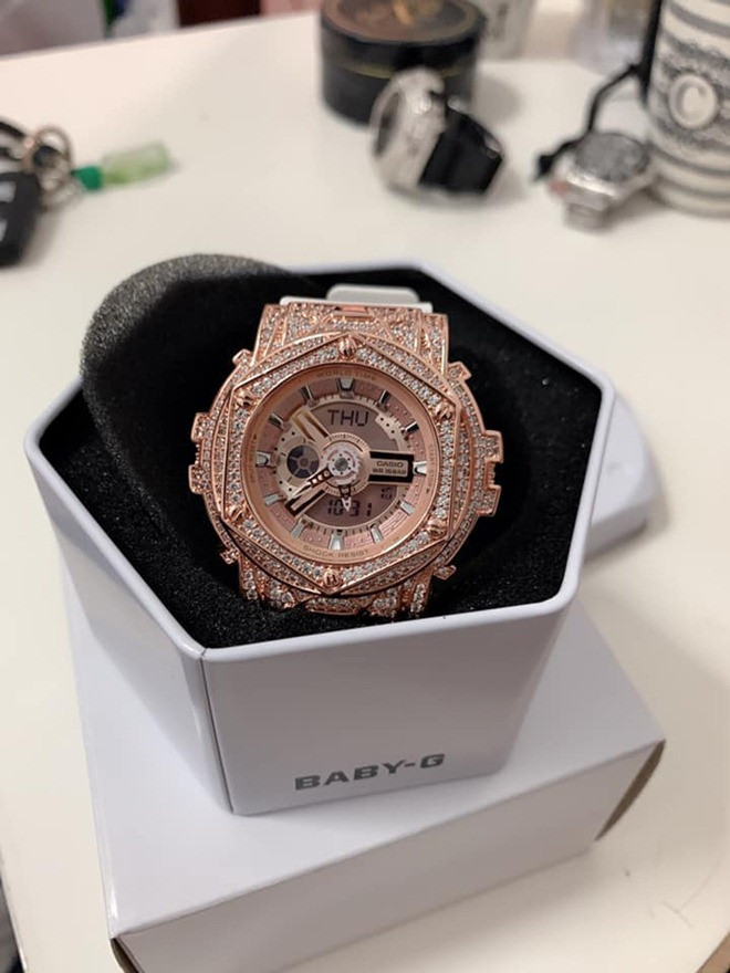 Dù không tiết lộ danh tính bạn trai song qua những bức ảnh mà Khánh Chi đăng tải, có thể thấy anh chàng rất cưng chiều cô. Trên trang cá nhân, em gái Công Vinh thỉnh thoảng khoe những món quà hàng hiệu đắt tiền do chính bạn trai chọn và mua tặng cô.