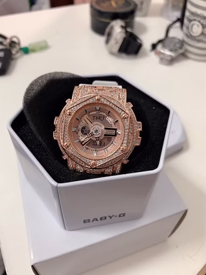 Dù không tiết lộ danh tính bạn trai song qua những bức ảnh mà Khánh Chi đăng tải, có thể thấy anh chàng rất cưng chiều cô. Trên trang cá nhân, em gái Công Vinh thỉnh thoảng khoe những món quà hàng hiệu đắt tiền do chính bạn trai chọn và mua tặng cô.