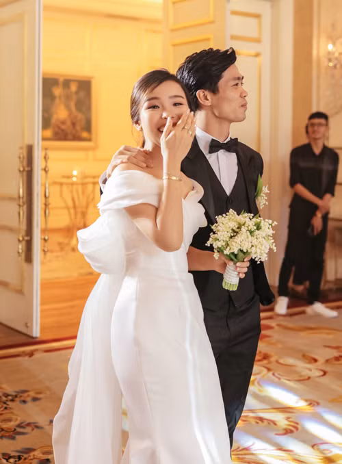 Theo Ngoisao.net, đây là cặp nhẫn nằm trong bộ sưu tập "Love" của thương hiệu lừng danh thế giới Cartier. Giá cặp nhẫn đính hôn của Công Phượng và vợ là 100 triệu đồng. Ảnh: Vnexpress.