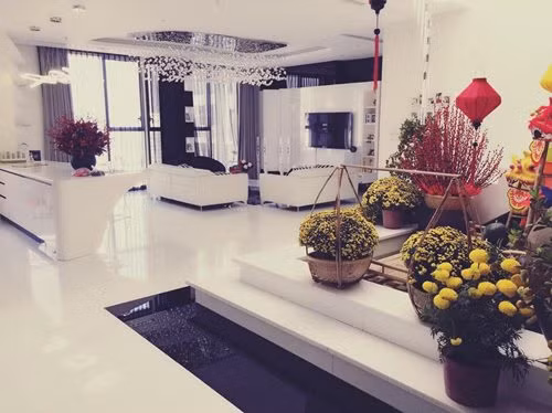 Ngoài biệt thự này, Ngọc Trinh còn có một căn penthouse trị giá khoảng 20 tỷ đồng với diện tích 200m2, thuộc một dự án căn hộ cao cấp ở quận 7 (TP HCM). Nguồn ảnh: FBNV.