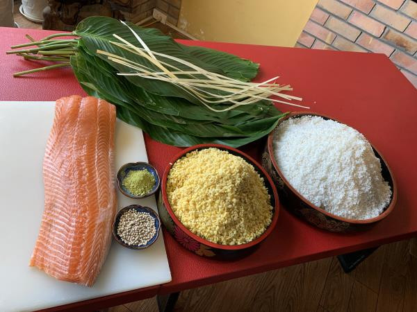 Bánh chưng nhân cá hồi vẫn được làm từ những nguyên liệu quen thuộc như gạo nếp, đỗ xanh, hạt tiêu và gói bằng lá dong. Ảnh: VTC.