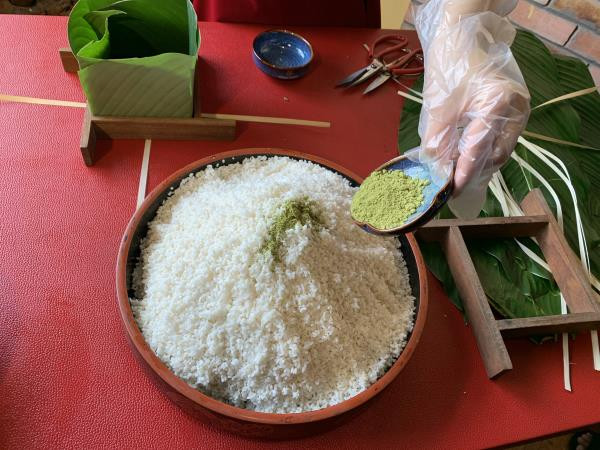 Để khử mùi tanh của cá, cơ sở này lấy trà xanh ướp với gạo đồng thời tạo thêm sự độc lạ cho bánh. Ảnh: VTC.