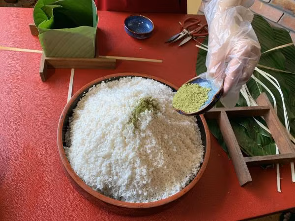 Để khử mùi tanh của cá, cơ sở này lấy trà xanh ướp với gạo đồng thời tạo thêm sự độc lạ cho bánh. Ảnh: VTC.